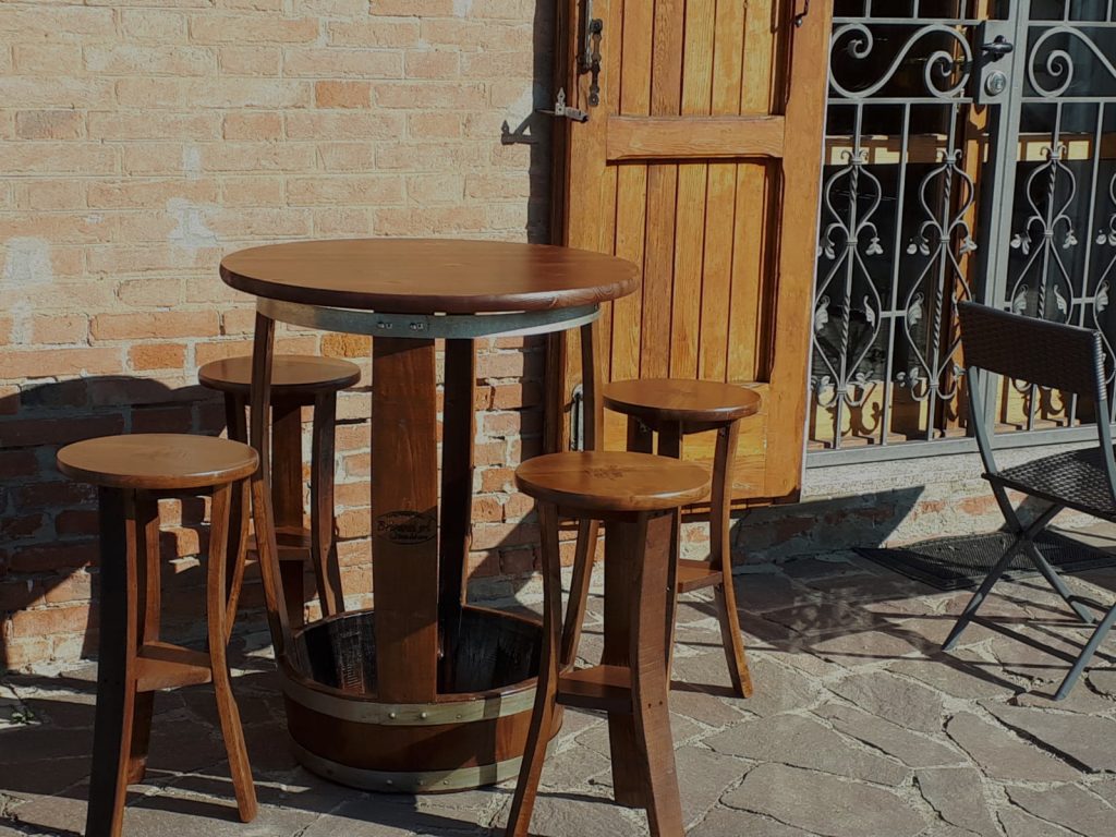 Botti nuove e usate per arredamento. Botti decorative per tavernette, cantine, bar, pub, ristoranti. Tavolo botte, salotto botte, mobile botte. Arredamento rustico in legno