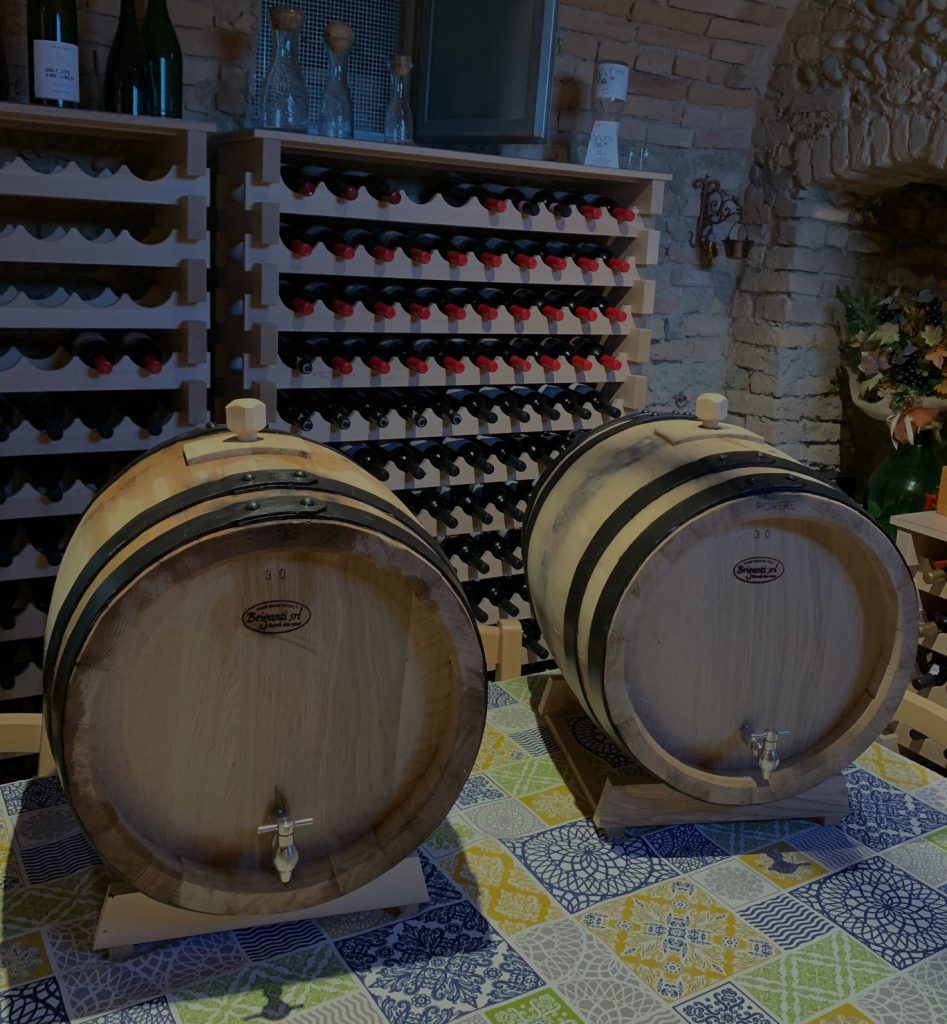 Botti in legno per aceto da tavola. Batterie di botti di legno per aceto balsamico tradizionale di Modena e Reggio Emilia. Affinamento ed invecchiamento Aceto. Botti in legno di Rovere, Castagno, Acacia, Frassino, Gelso e Ciliegio